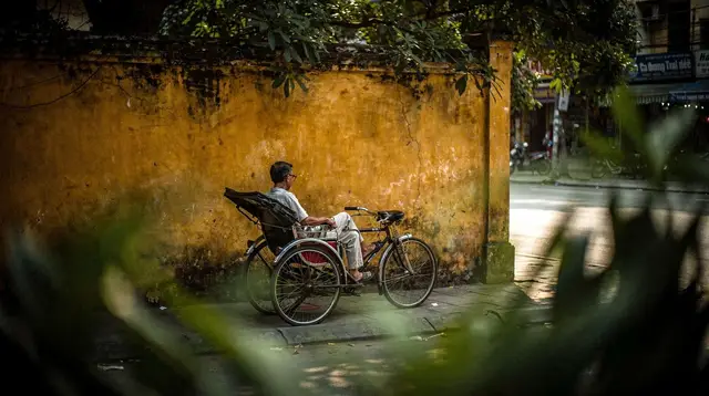 Cyclo Tour Around Hoan Kiem Lake and the Old Quarter
