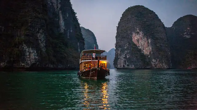 Halong Bay Cruise Guide: Choosing Your Bay, Boat and Route