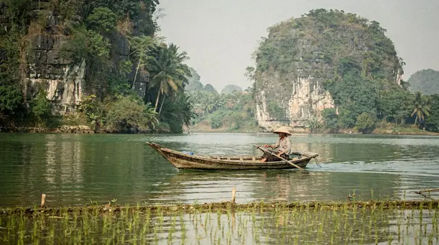 Hoa Lu and Tam Coc Day Trip: The Ancient Capital and the Boat Ride