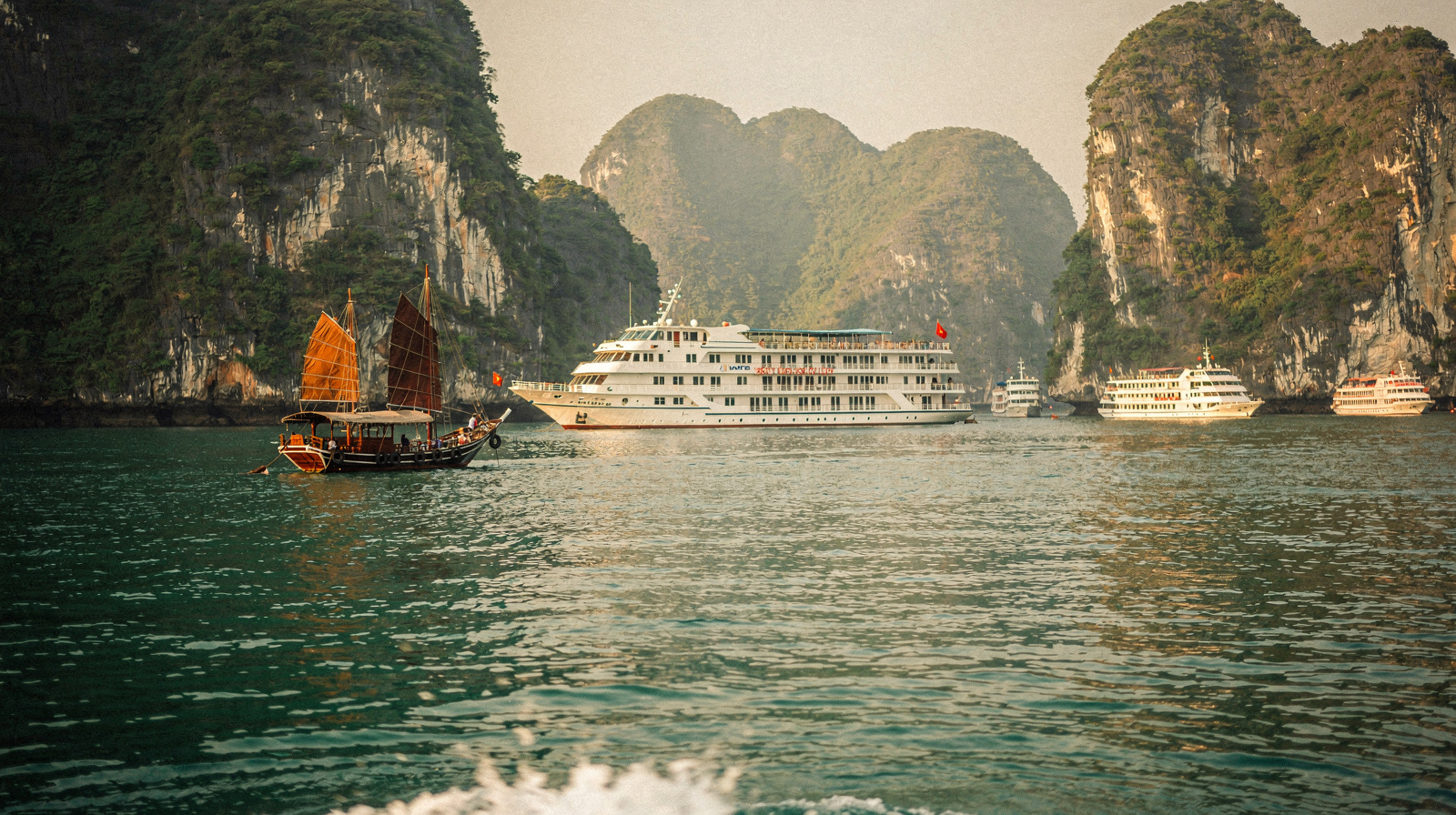 How to Choose a Cruise Boat Category on Halong Bay