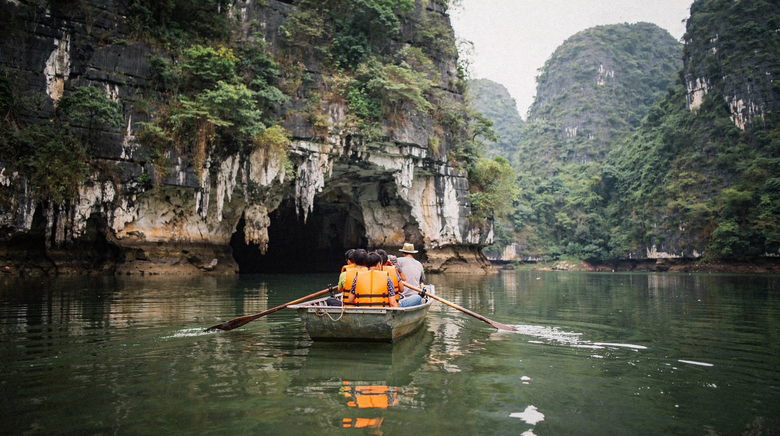 Trang An Boat Guide: Caves, Temples and How It Differs from Tam Coc